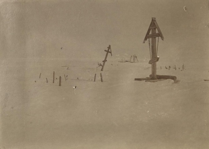 Обложка Электронного документа: Вечный покой: [из фотоальбома В. М. Зензинова "Из Якутска в Русское Устье, 1911 - 1912 гг.", фото 81, 20.IV.]