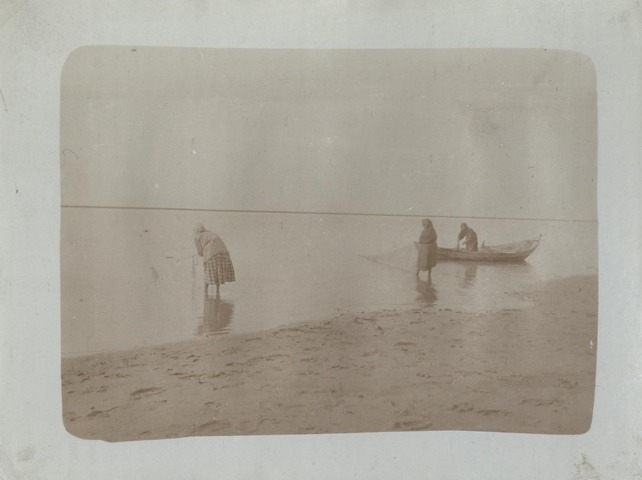 Обложка Электронного документа: Неводят: [из фотоальбома В. М. Зензинова "Из Якутска в Русское Устье, 1911 - 1912 гг.", фото 102, 23.VI.]