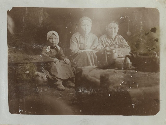 Обложка Электронного документа: В урасе: [из фотоальбома В. М. Зензинова "Из Якутска в Русское Устье, 1911 - 1912 гг.", фото 103, 23.VI.]