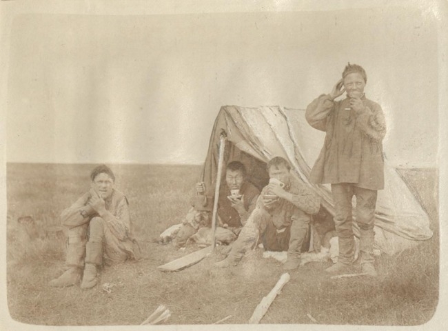 Обложка Электронного документа: На Долгой Виске. Чаююта: [из фотоальбома В. М. Зензинова "Из Якутска в Русское Устье, 1911 - 1912 гг.", фото 110. 4.VII.]