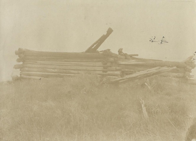 Обложка Электронного документа: Развалина домика на берегу моря, где зимовала в старину неизвестная экспедиция: [из фотоальбома В. М. Зензинова "Из Якутска в Русское Устье, 1911 - 1912 гг.", фото 113. 24.VII.]