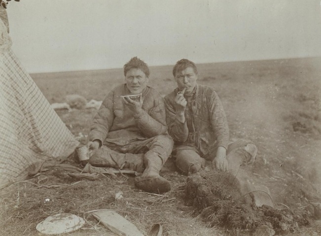 Обложка Электронного документа: Ванюшка и Микунюшка: [из фотоальбома В. М. Зензинова "Из Якутска в Русское Устье, 1911 - 1912 гг.", фото 118. 19.VII.]