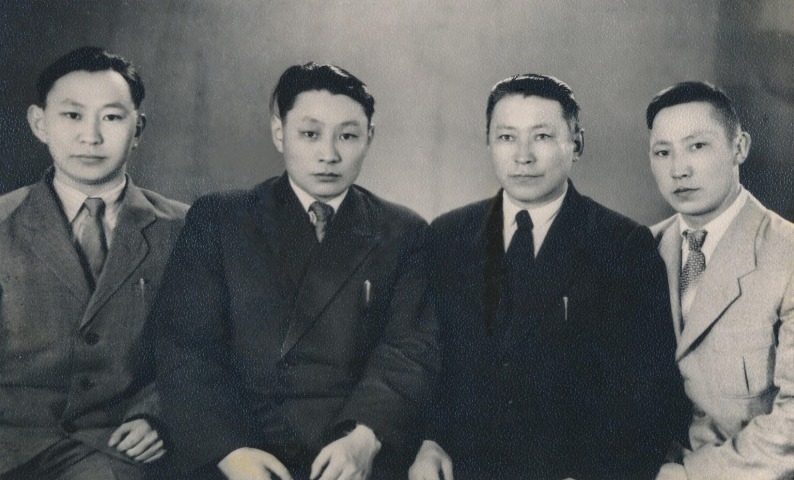 Обложка Электронного документа: Братья Ивановы Виктор, Иван, Федор, Костя: [фотография]