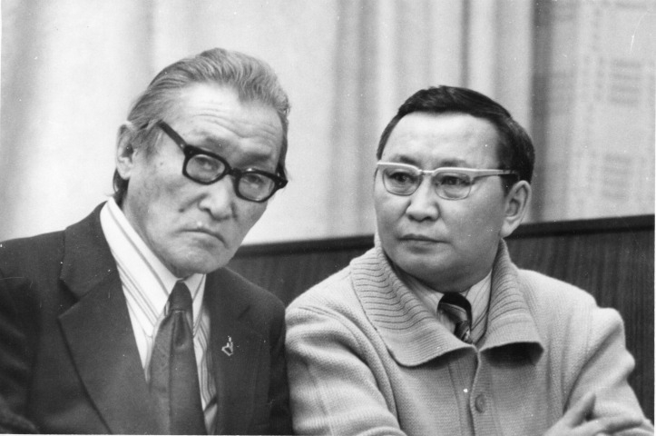 Обложка Электронного документа: Кузьмин Виктор Егорович с народным писателем Д. К. Сивцевым-Суорун Омоллоон: [фотография]