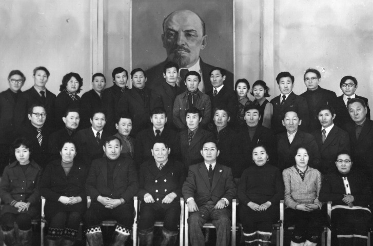 Обложка Электронного документа: Коммунисты Таатты. "Мы за партией идём, славим Родину делами, и на всём пути большом в каждом деле Ленин с нами…": [фотография]