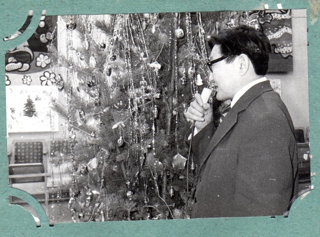 Обложка Электронного документа: Степанов Петр Денисович поздравляет коллектив библиотеки с Новым годом: [фотография]