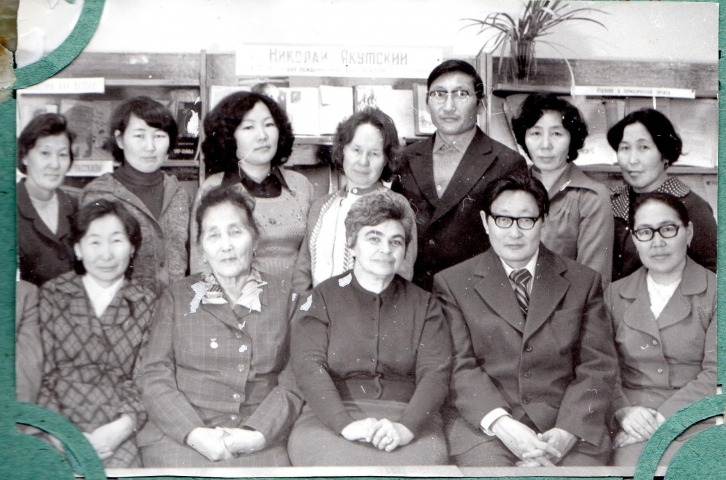 Обложка Электронного документа: Сотрудники Якутской республиканской библиотеки имени А. С. Пушкина вместе с известным библиографом-краеведом Горбачевской Натальей Фёдоровной: [фотография]