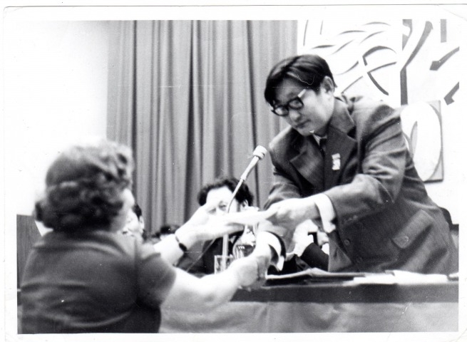 Обложка Электронного документа: Директор библиотеки Степанов Петр Денисович торжественно вручает награды сотрудникам, отмеченным за выдающиеся достижения и преданность любимому делу: [фотография]