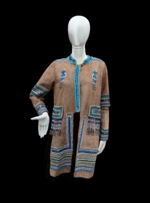 Обложка Электронного документа: Кафтан: (из комплекта женской традиционной одежды якутская невеста)