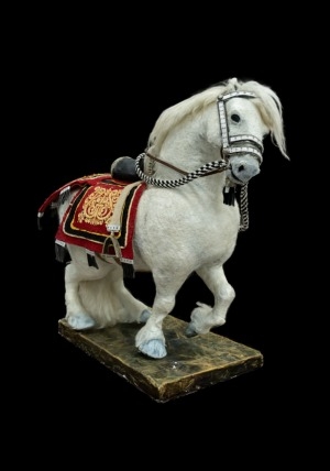 Обложка Электронного документа: Конь на привязи: изделие из бивня мамонта