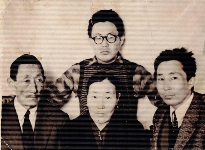 Обложка Электронного документа: Варя аҕата Николай Потапов, ииппит ийэтэ Александра Иванова уонна убайа Семен Потапов: [фотография]