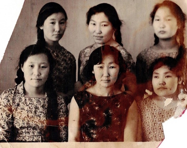 Обложка Электронного документа: Варя оскуолатааҕы дьүөгэлэринээн: [фотография]