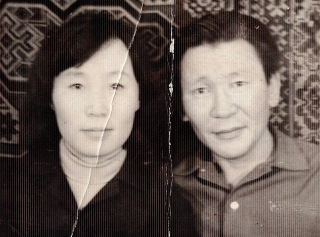 Обложка Электронного документа: Варвара аймаҕа, археолог И. Константиновы кытта: [фотография]