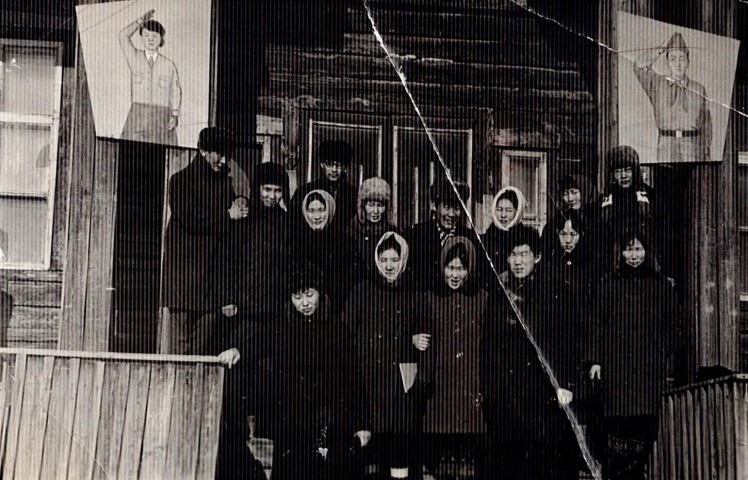 Обложка Электронного документа: Студеннар практикаларын кэмигэр оскуолаҕа: [фотография]