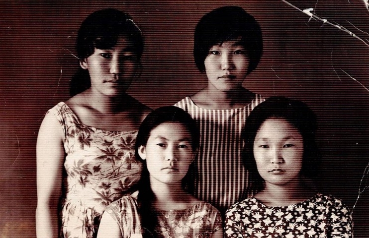 Обложка Электронного документа: Варя интернаттааҕы дьүөгэлэрэ: [фотография]