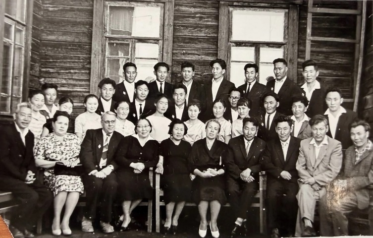 Обложка Электронного документа: Коллектив преподавателей и сотрудников Историко-филологического факультета ЯГУ, г. Якутск, 1963 г.: [фотография]