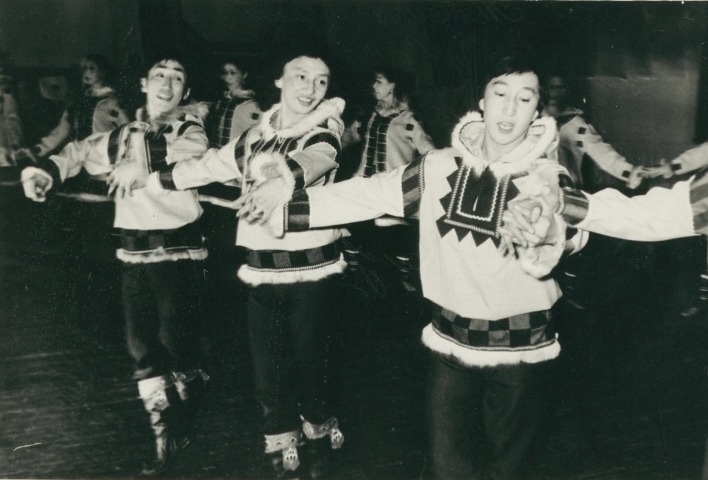 Обложка Электронного документа: Эвенский хороводный танец "Сээдэ" в постановке Ангелины Лукиной: [фотография]