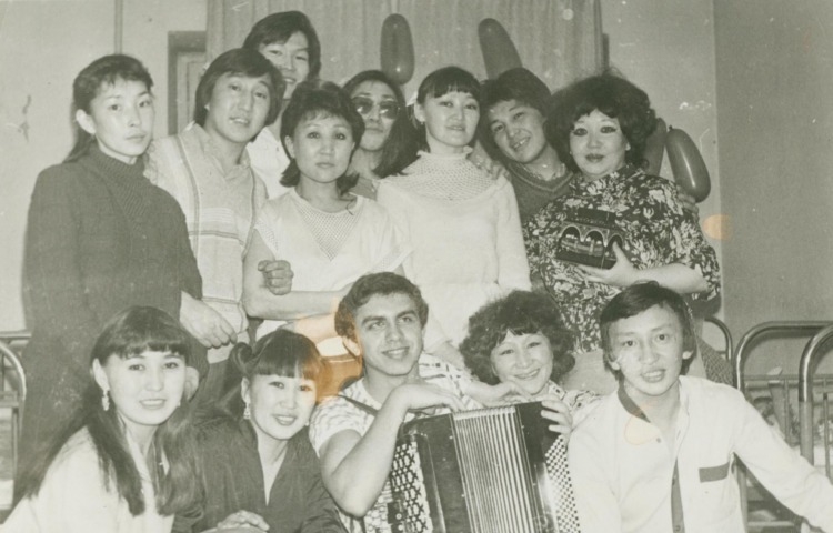 Обложка Электронного документа: Артисты Государственного ансамбля танца Якутии на гастролях в Булунском районе: [фотография]