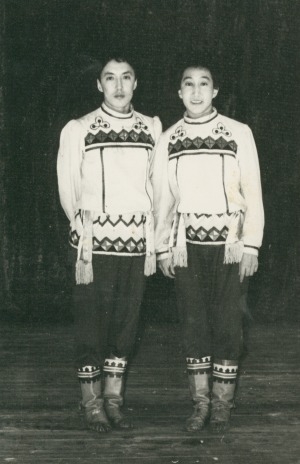 Обложка Электронного документа: Артисты балета Юрий Федоров и Александр Алексеев в с. Харбалах Алексеевского района: [фотография]