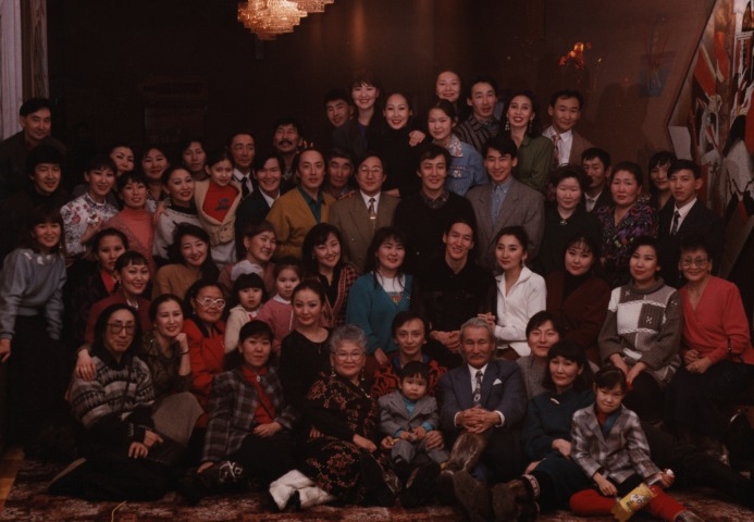 Обложка Электронного документа: Общее фото артистов после творческого вечера Дмитрия Артемьева в Русском драматическом театре: [фотография]