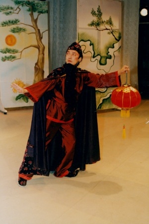 Обложка Электронного документа: Юрий Федоров в детском спектакле "Волшебная кисточка": [фотография]