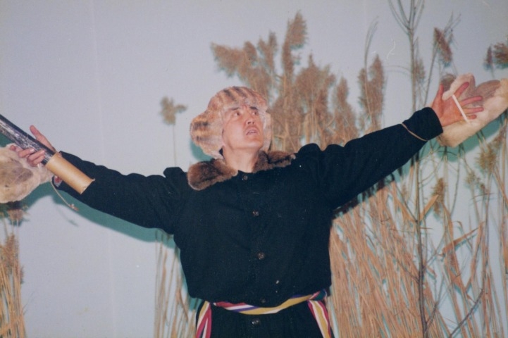 Обложка Электронного документа: Юрий Федоров в спектакле "Атыыр муҥха" ("Большая рыбалка"): [фотография]