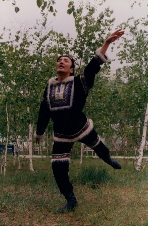 Обложка Электронного документа: Юрий Федоров - артист балета, балетмейстер, заслуженный работник культуры РС (Я), член СТД РФ на сквере Карла Маркса возле РНМЦ НТ и СКД им. А. Е. Кулаковского: [фотография]