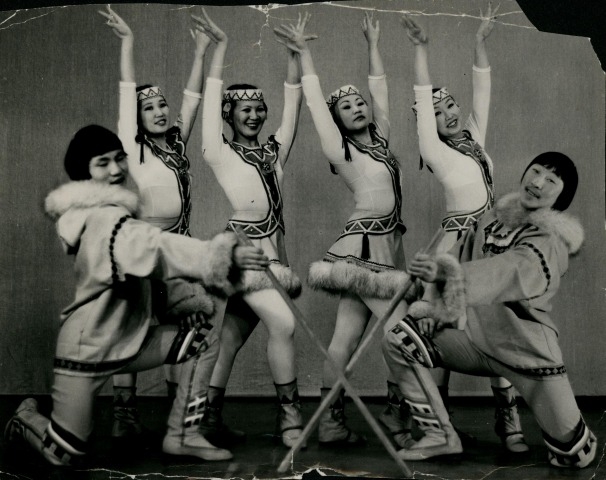 Обложка Электронного документа: Танец "Оленеводы": [фотография]