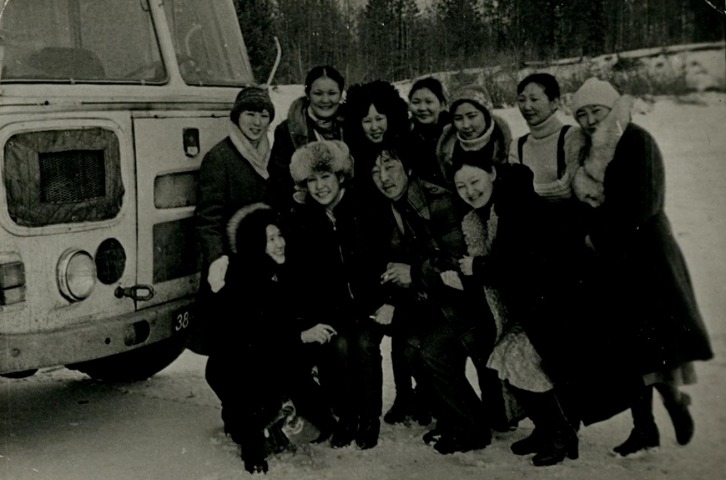 Обложка Электронного документа: Артисты Государственного ансамбля танца Якутии во время гастролей: [фотография]