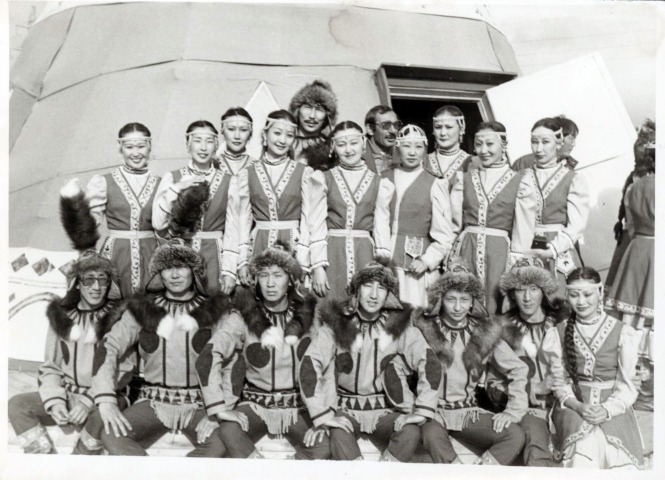 Обложка Электронного документа: Артисты балета Государственного ансамбля танца Якутии на Чемпионате СССР по вольной борьбе, 1985 г.: [фотография]