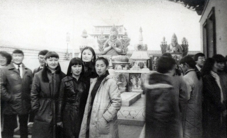 Обложка Электронного документа: Артистки балета на экскурсии по Дацану, г. Улан-Батор, 1985: [фотография]