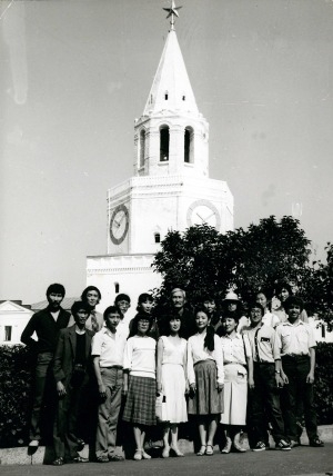 Обложка Электронного документа: Артисты Государственного ансамбля танца Якутии на фоне Спасской башни Казанского Кремля, 1985: [фотография]