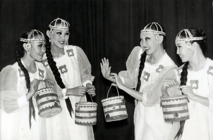 Обложка Электронного документа: Артисты балета Надежда Герасимова, Лена Ноговицына, Людмила Тимофеева и Галина Горохова с реквизитами на юбилейном концерте Александра Самсонова в Русском театре, 1985: [фотография]