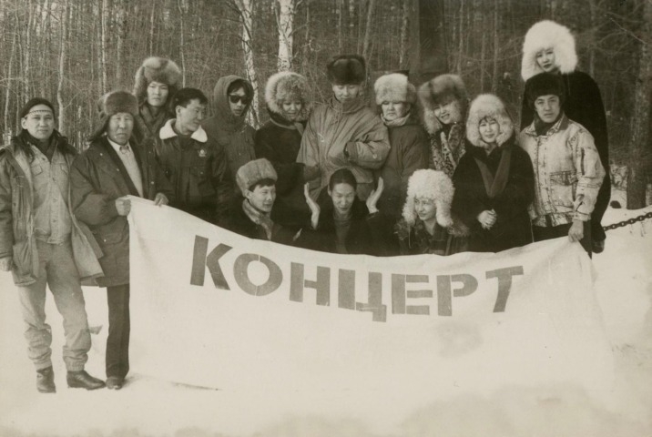 Обложка Электронного документа: Артисты Государственного ансамбля танца на гастролях по Верхневилюйскому району: [фотография]