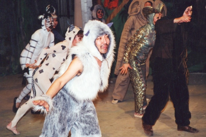 Обложка Электронного документа: Юрий Федоров в образе "Волка Акелы" в детской сказке "Маугли", 2002 г.: [фотография]