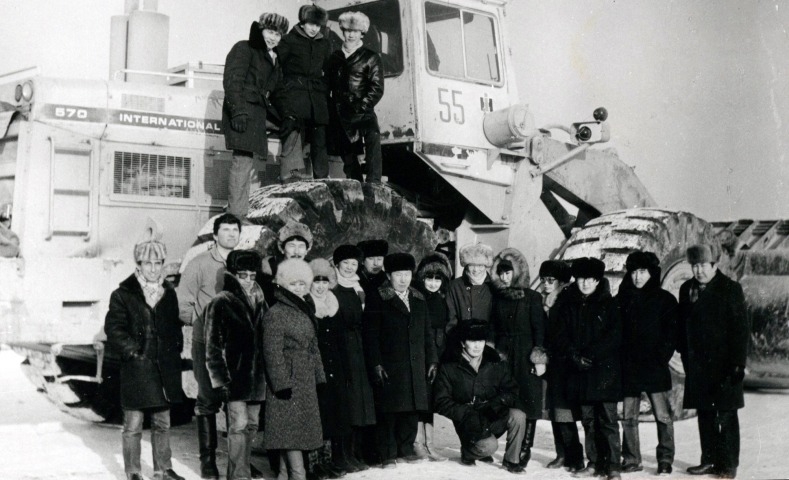 Обложка Электронного документа: Артисты Государственного ансамбля танца Якутии на экскурсии в карьере п. Удачный, 1986: [фотография]