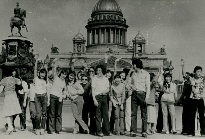 Обложка Электронного документа: Студенты Ленинградской творческой мастерской эстрадного искусства при Ленконцерте перед Исаакиевским собором: [фотография]