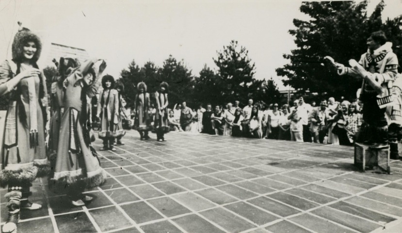 Обложка Электронного документа: Женский состав ГАТЯ перед концертом на Международной выставке ЭКСПО-81 "Человек и его мир" в Канаде г. Монреаль: [фотография]