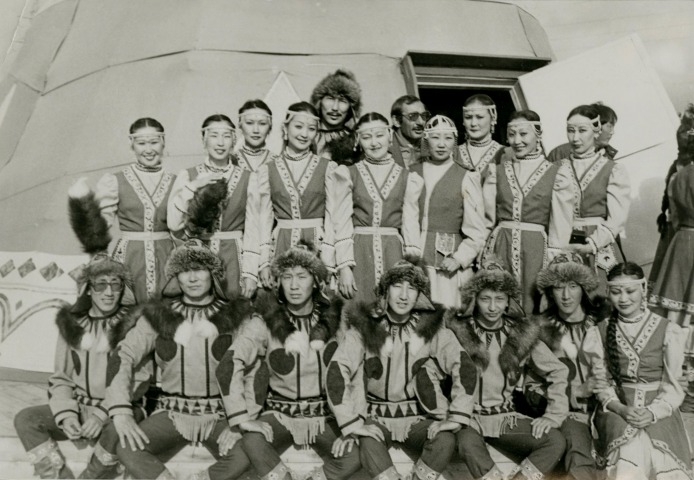 Обложка Электронного документа: Государственный ансамбль танца на Чемпионате СССР по вольной борьбе в г. Якутске: [фотография]