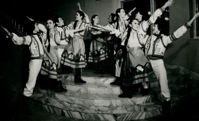 Обложка Электронного документа: Артисты на сцене ЯГМТ с номером "Молдавский танец" на праздничном концерте к 60-летию образования СССР: [фотография]