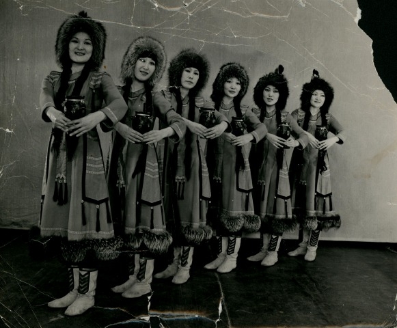 Обложка Электронного документа: "Кумысный танец" в исполнении артистов Государственного ансамбля танца Якутии: [фотография]