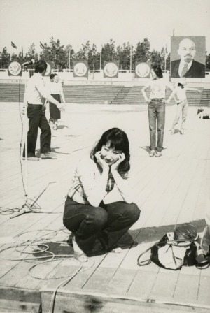 Обложка Электронного документа: Светлана Бессонова на репетиции на стадионе: [фотография]