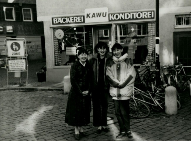 Обложка Электронного документа: Артисты Государственного ансамбля танца Якутии Галина Горохова, Cветлана Бессонова и переводчица - А. Мекюрдянова в г. Тюбинген в Германии: [фотография]