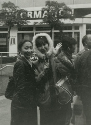 Обложка Электронного документа: Артисты Государственного ансамбля танца Якутии Людмила Аммосова и Светлана Бессонова в Днях Сибири в Германии в г. Тюбинген: [фотография]