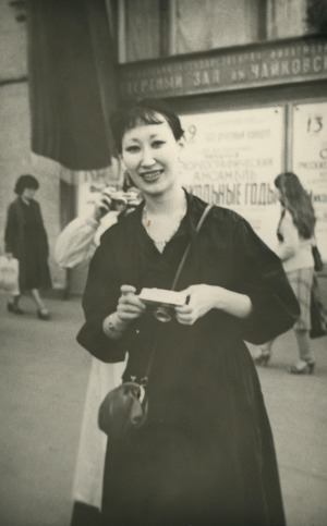 Обложка Электронного документа: Артистка балета Государственного ансамбля танца Якутии Светлана Бессонова около Концертного зала им. П. И. Чайковского: [фотография]