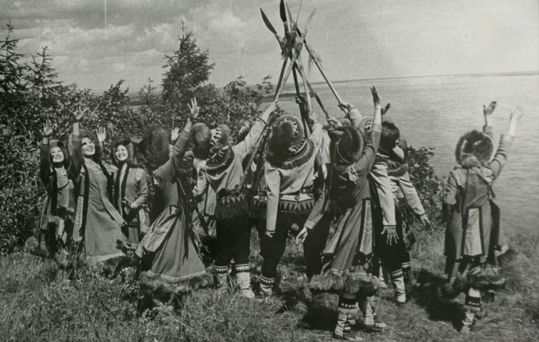 Обложка Электронного документа: Артисты Государственного ансамбля танца Якутии на фотосессии для нового буклета: [фотография]