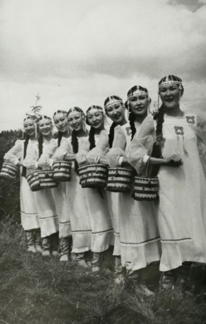 Обложка Электронного документа: Артистки балета Государственного ансамбля танца Якутии на фотосессии для нового буклета: [фотография]