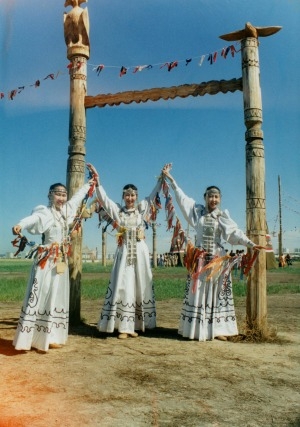 Обложка Электронного документа: Артистки балета Государственного ансамбля танца Якутии на Ысыахе в Ипподроме: [фотография]