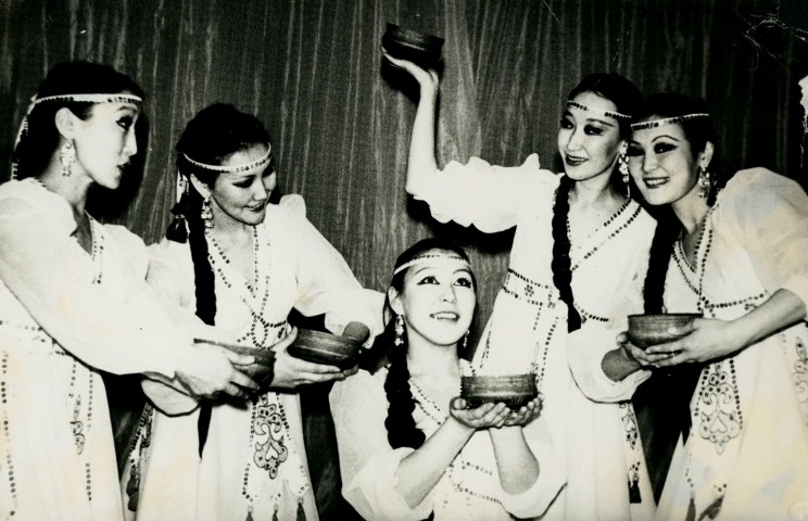 Обложка Электронного документа: "Кытыйалаах үҥкүү" в постановке Геннадия Баишева: [фотография]