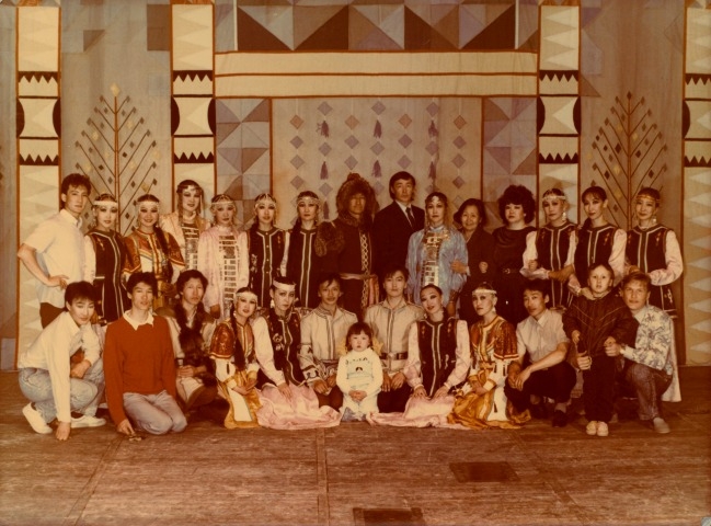 Обложка Электронного документа: Артисты Государственного ансамбля танца Якутии после концерта на сцене Русского театра: [фотография]